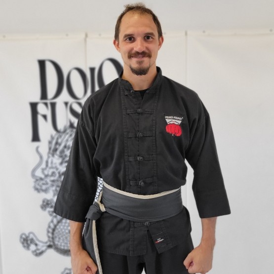 Étienne a débuté la pratique du Kung Fu à un très jeune âge et a obtenu en 2016 sa Ceinture Noire du Studio Kyukaï. Enseignant dévoué et combattant persévérant, il transmet avec passion les enseignements de son maître. Pour lui, le Kung Fu est bien plus qu’un art martial : c’est un mode de vie.