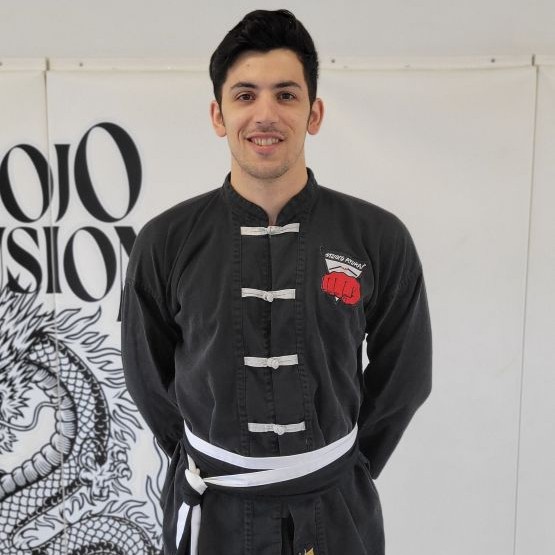 Passionné d’arts martiaux, Gabriel a débuté son parcours au Studio Kyukaï en 2009. Fort de plus de dix ans d’expérience en enseignement, il a obtenu sa ceinture noire en 2022. Depuis 2019, il enrichit sa pratique en se consacrant également au jiu-jitsu brésilien, ce qui lui permet d’élargir ses connaissances et d’offrir des enseignements encore plus complets à ses élèves.